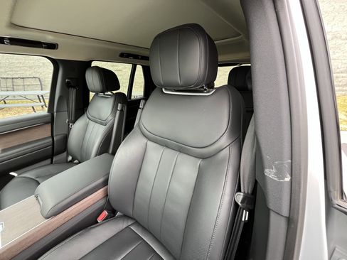 Certified 2025 Land Rover Range Rover SE image 16