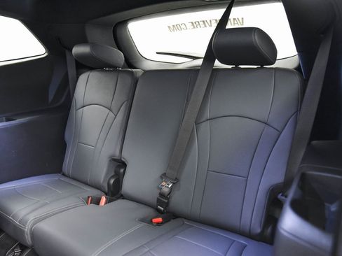 Used 2024 Buick Enclave Essence image 11