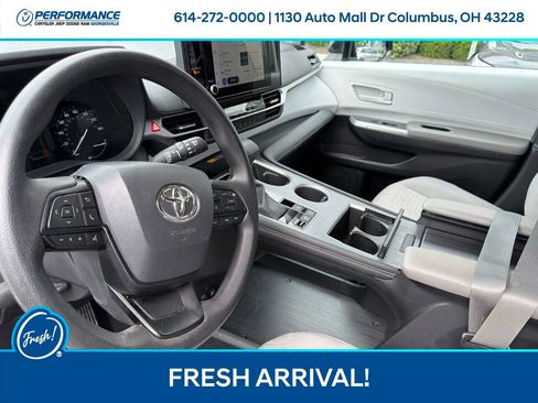 Used 2025 Toyota Sienna LE FWD image 12