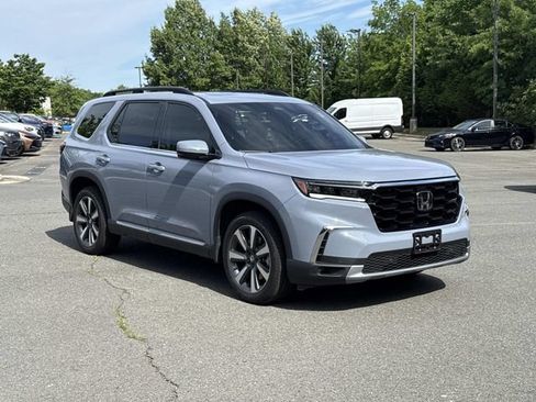 Used 2025 Honda Pilot Touring image 1