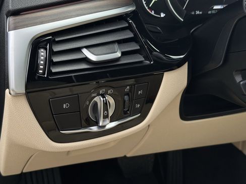 Used 2018 BMW 530e xDrive image 22