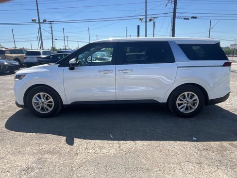 Used 2023 Kia Carnival LX FWD image 4