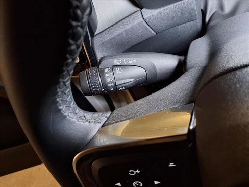 Used 2025 Volvo XC40 B5 Plus image 8