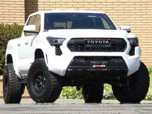 Used 2025 Toyota Tacoma SR5 image 5