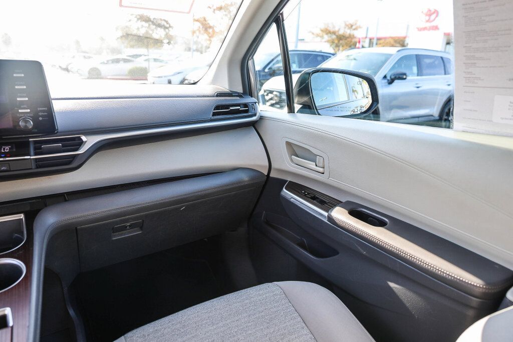 Certified 2023 Toyota Sienna LE w/ LE Plus Package FWD image 6