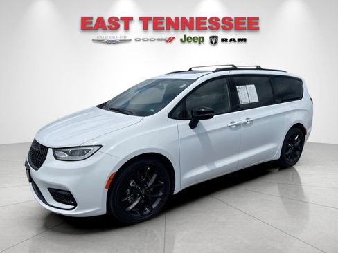 Used 2025 Chrysler Pacifica Limited FWD image 7