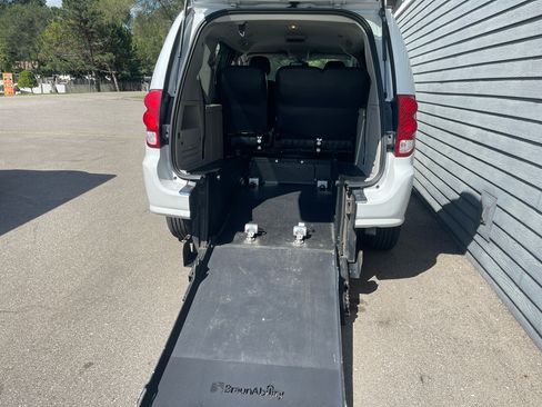 Used 2019 Dodge Grand Caravan SE image 2