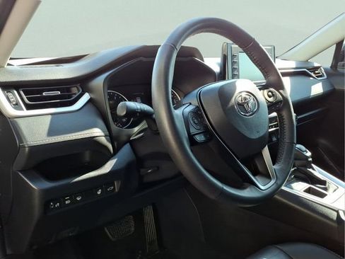 Used 2021 Toyota RAV4 XLE Premium image 14