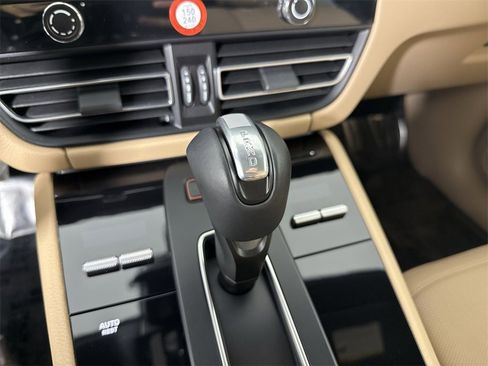 Certified 2024 Porsche Macan image 33