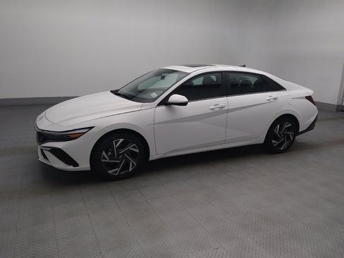 Used 2025 Hyundai Elantra SEL FWD image 2