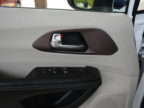 Used 2022 Chrysler Voyager LX FWD image 16
