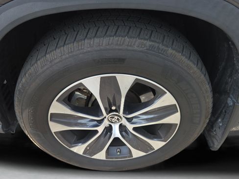 Used 2020 Toyota Highlander XLE image 34