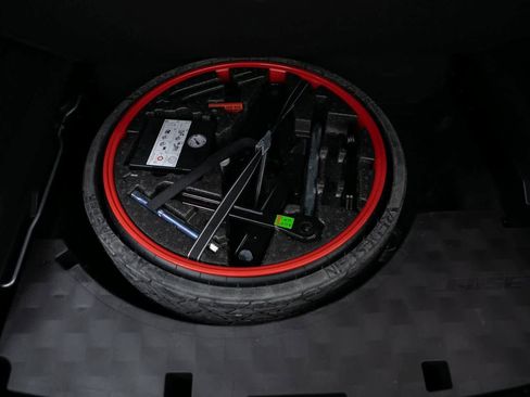 Certified 2023 Porsche Cayenne Platinum Edition image 32