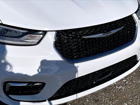 Used 2024 Chrysler Pacifica Touring-L image 31