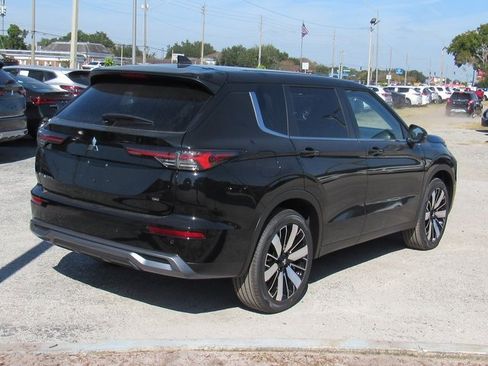 New 2025 Mitsubishi Outlander SE image 3