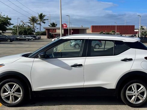 Used 2018 Nissan Kicks S FWD image 2