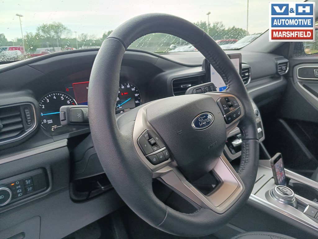 Used 2024 Ford Explorer XLT w/ Equipment Group 202A AWD/4WD image 5