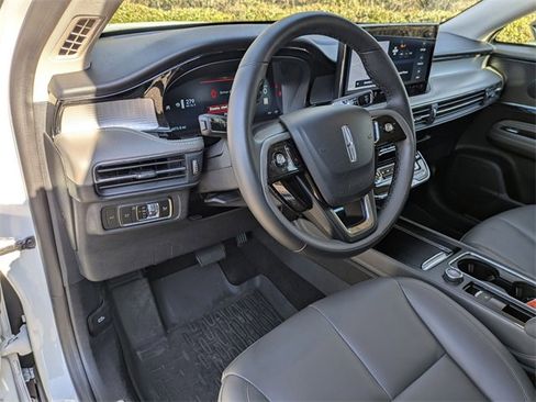 Used 2024 Lincoln Corsair AWD image 11