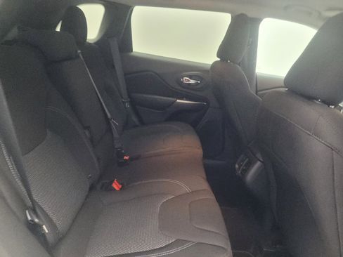 Used 2019 Jeep Cherokee Latitude w/ Popular Appearance Group AWD/4WD image 19