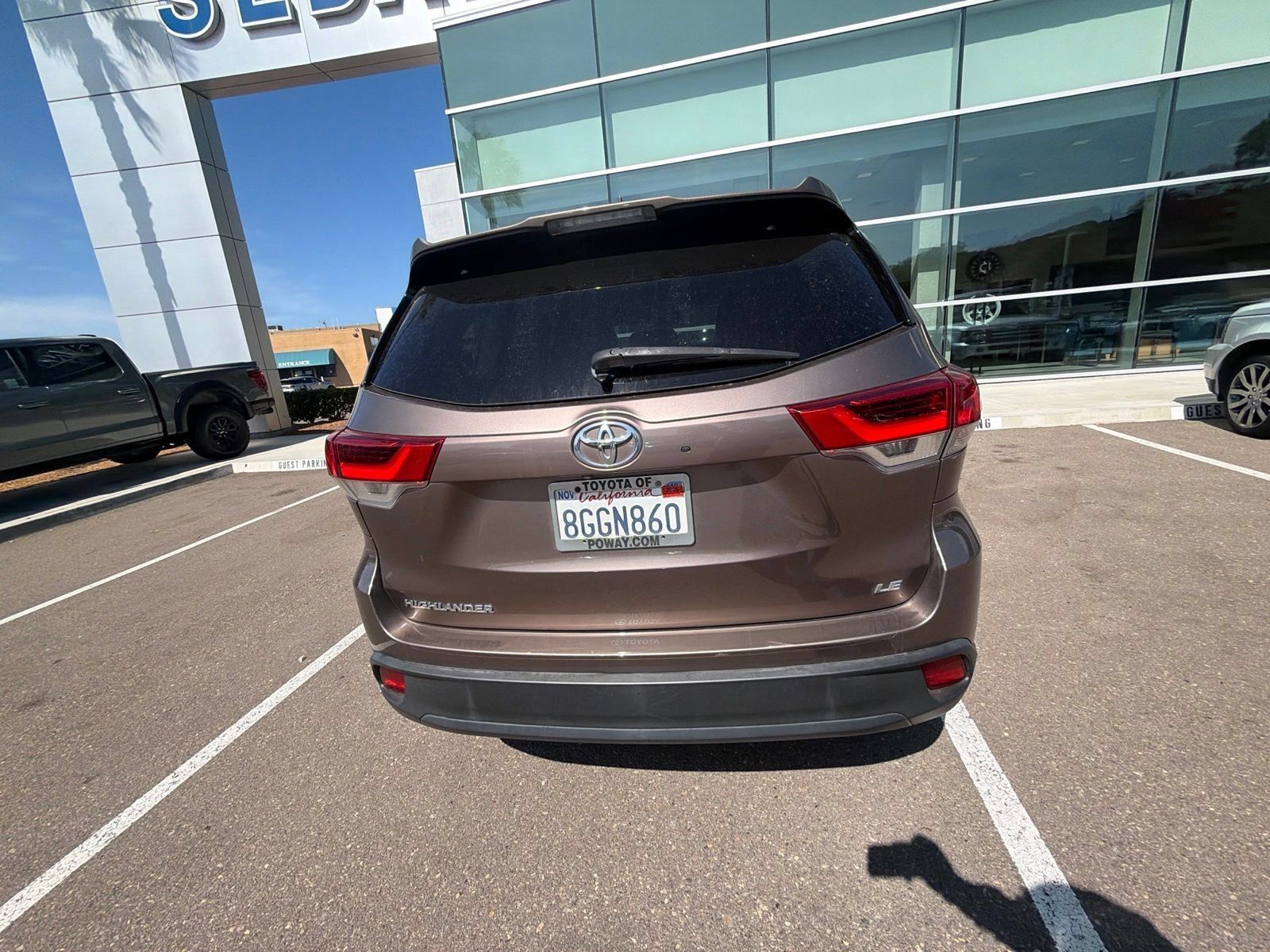 Used 2018 Toyota Highlander Plus w/ Carpet Mat Package (TMS) FWD image 11