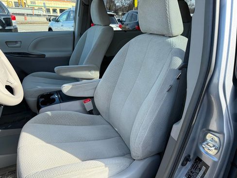 Used 2014 Toyota Sienna LE image 50