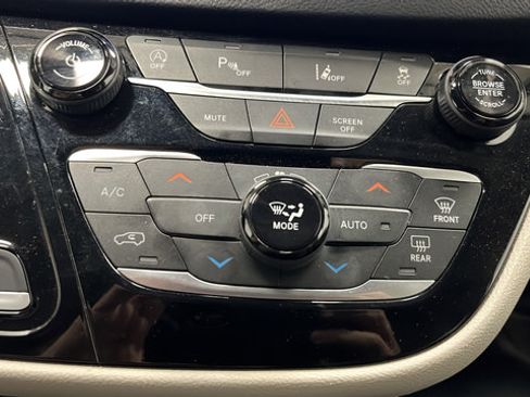 Used 2024 Chrysler Pacifica Touring-L FWD image 17