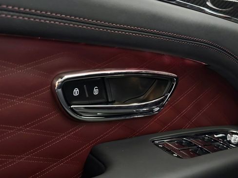 Used 2025 Bentley Bentayga AWD/4WD image 52