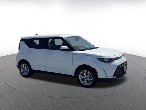 Used 2025 Kia Soul LX w/ LX Technology Package FWD image 2