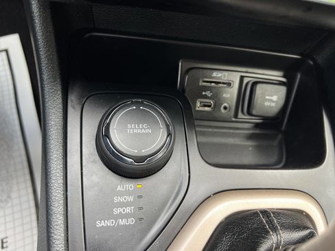 Used 2016 Jeep Cherokee Latitude w/ Cold Weather Group AWD/4WD image 37
