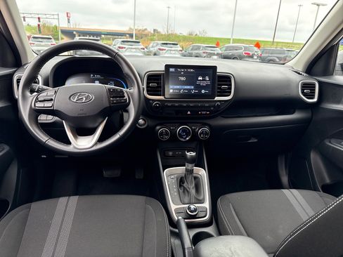 Used 2025 Hyundai Venue SEL image 11