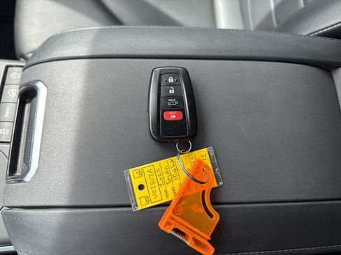 Used 2022 Toyota Highlander XLE image 23