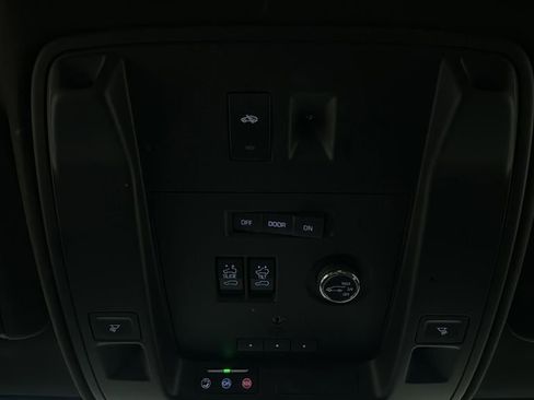 Used 2017 Cadillac Escalade Platinum AWD/4WD image 32
