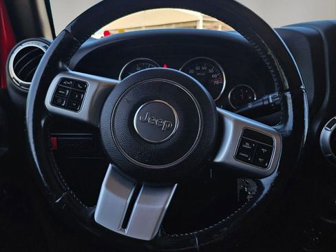 Used 2015 Jeep Wrangler Unlimited Rubicon image 27