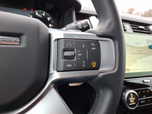 Used 2025 Land Rover Discovery S AWD/4WD image 21