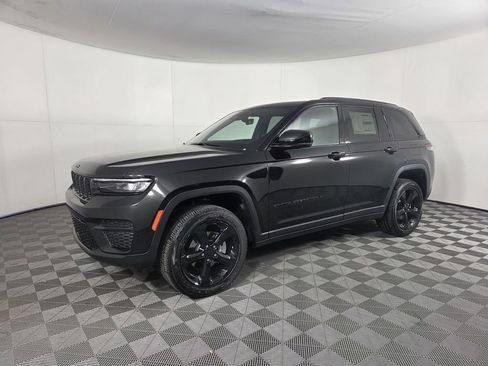 New 2025 Jeep Grand Cherokee Altitude image 9