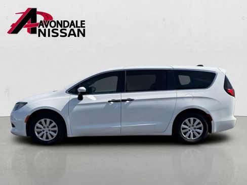 Used 2021 Chrysler Voyager L FWD image 3