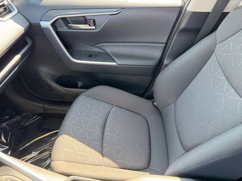 Used 2021 Toyota RAV4 XLE AWD/4WD image 30