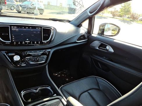 Used 2026 Chrysler Pacifica Limited FWD image 24