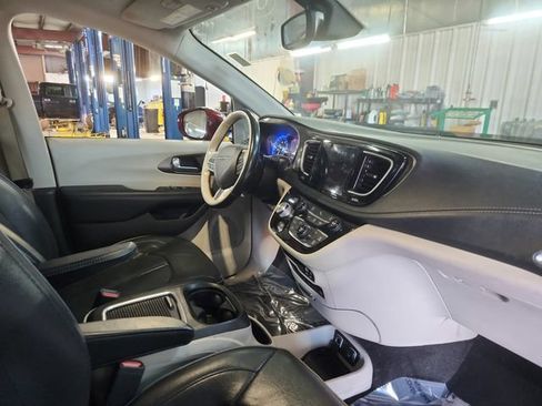 Used 2019 Chrysler Pacifica Limited FWD image 23