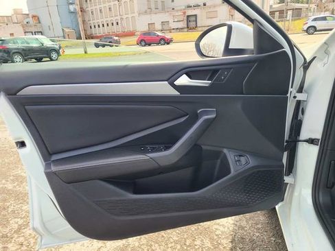 Used 2024 Volkswagen Jetta SE w/ Panoramic Sunroof Package image 17