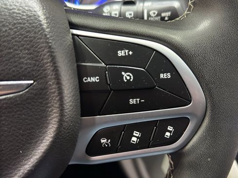 Used 2024 Chrysler Pacifica Touring-L image 25