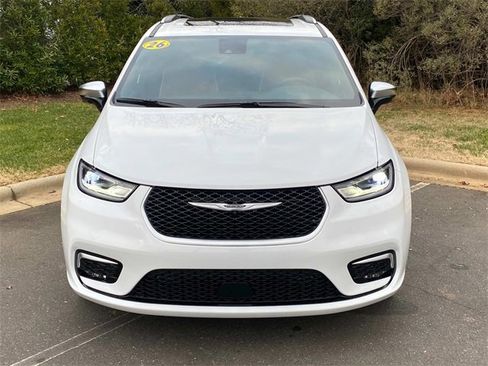 Used 2026 Chrysler Pacifica Pinnacle image 2