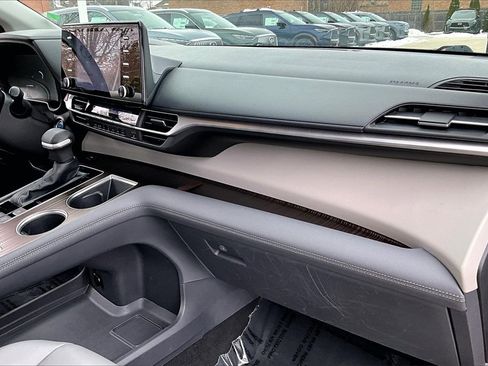 Used 2022 Toyota Sienna XLE image 25