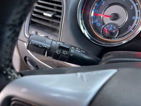 Used 2013 Chrysler Town & Country Touring image 11