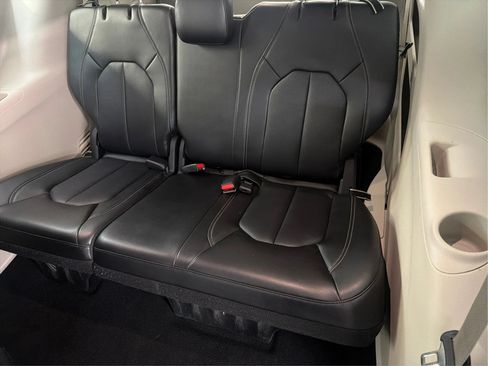 Used 2024 Chrysler Pacifica Touring-L FWD image 40
