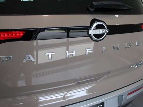 Used 2025 Nissan Pathfinder Platinum AWD/4WD image 38