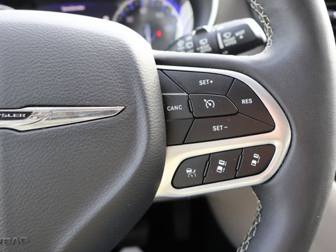 Used 2023 Chrysler Pacifica Touring-L image 30