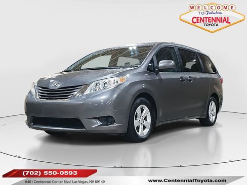 Used 2017 Toyota Sienna LE image 1