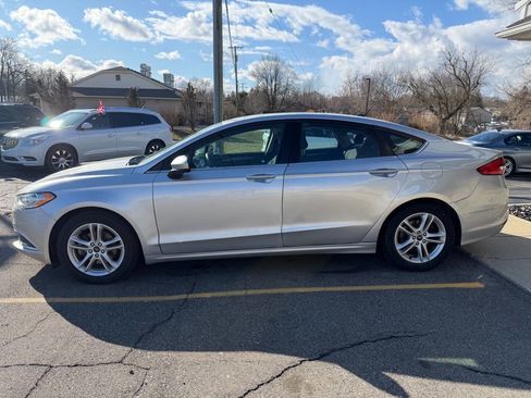 Used 2018 Ford Fusion SE w/ Fusion SE Technology Package image 6