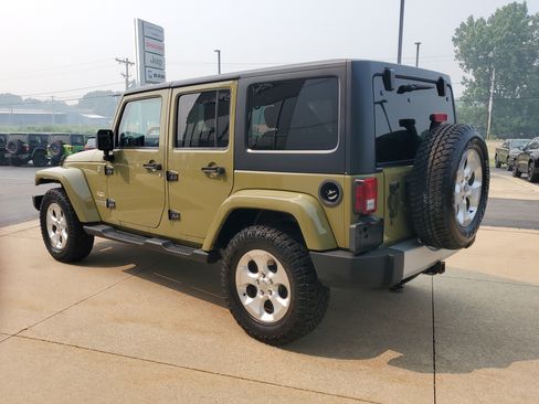 Used 2013 Jeep Wrangler Unlimited Sahara w/ Connectivity Group AWD/4WD image 3